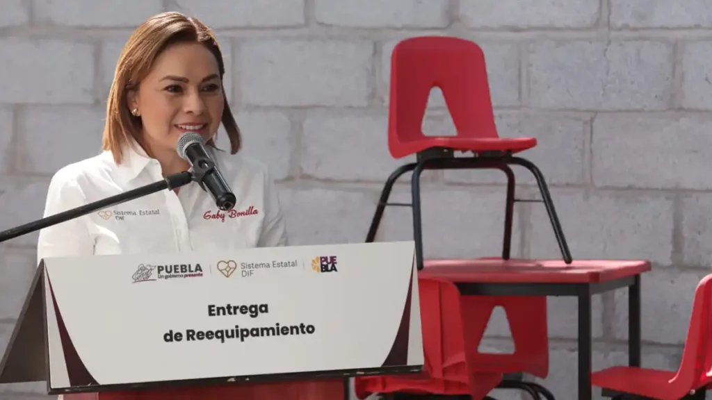 Gaby Bonilla entrega equipamiento a salones y desayunadores escolares