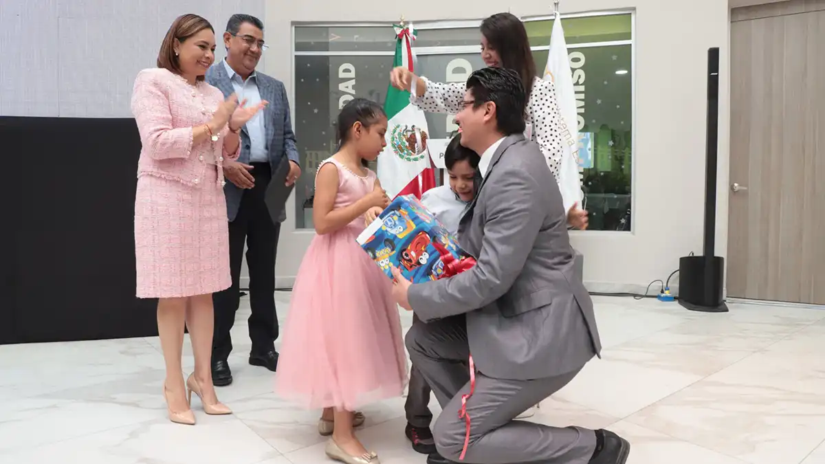 SEDIF concreta adopciones en beneficio de 10 familias de Puebla