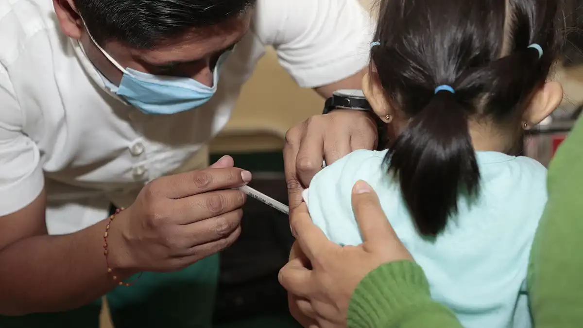 Salud Puebla mantiene campaña de vacunación básica