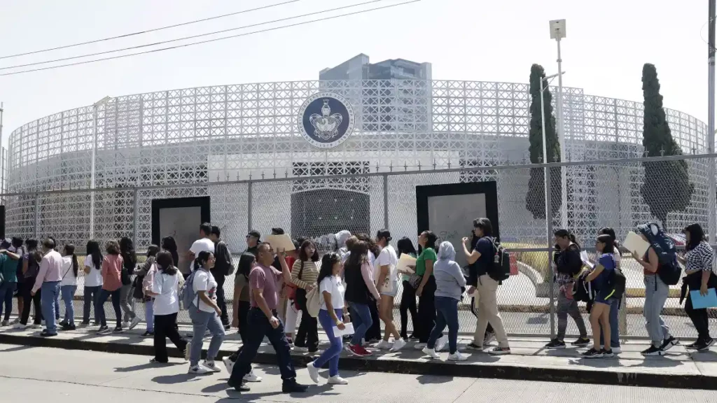 Estudiantes acuden a CU a presentar su examen de admisión BUAP 2024.