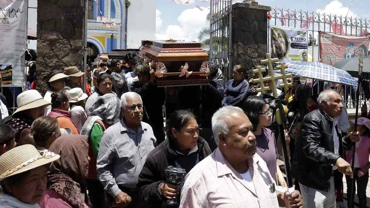 Despiden a familia que murió víctima de chofer ebrio en Coronango, Puebla