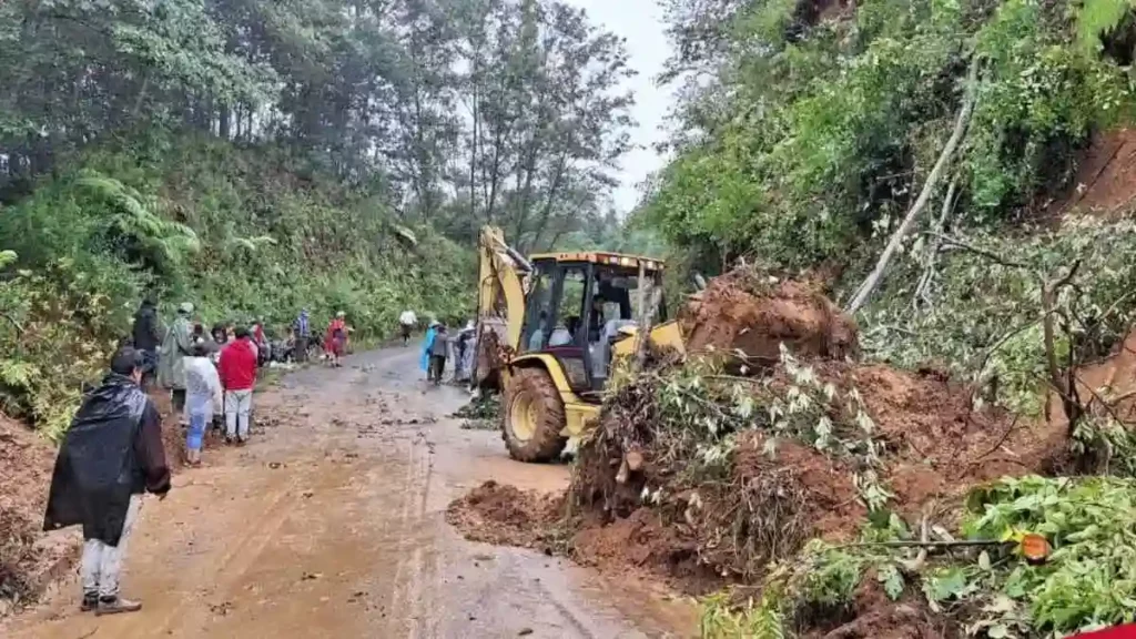 Lluvias provocan derrumbes y afectaciones a viviendas en Puebla