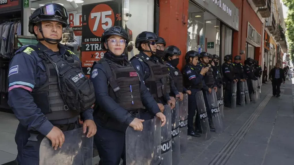 Conato de bronca entre ambulantes y normatividad activa operativo en el centro de Puebla