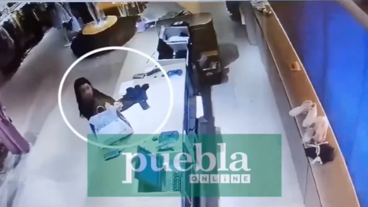 Mujer olvida su celular en tienda de Angelópolis y otra clienta se lo roba