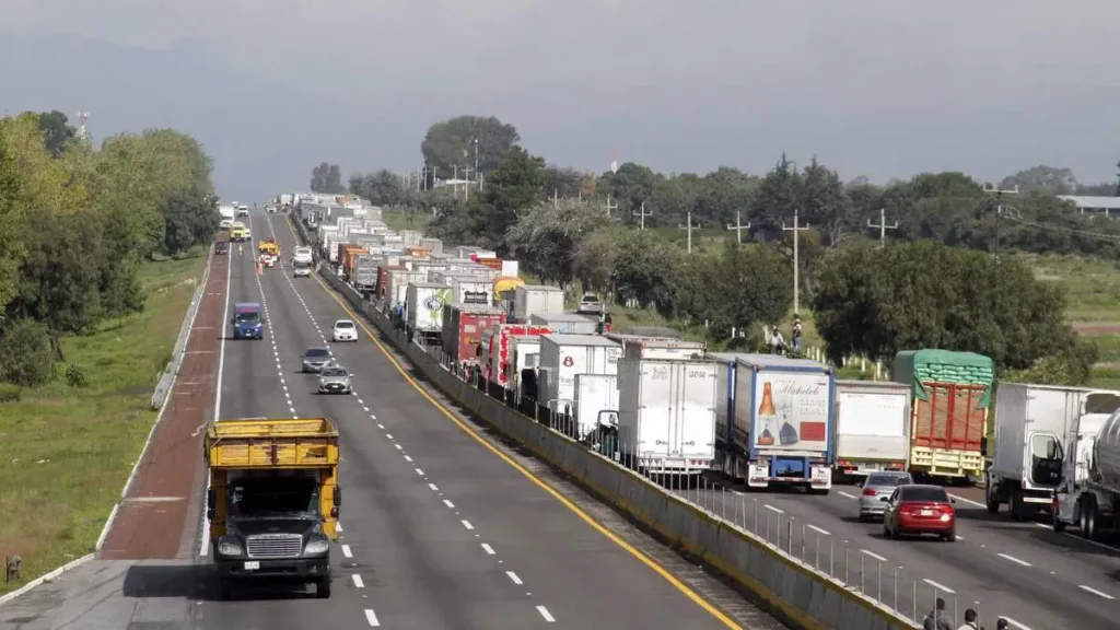 Más de 24 horas lleva el cierre de la autopista México-Puebla por pobladores de Tlahuapan