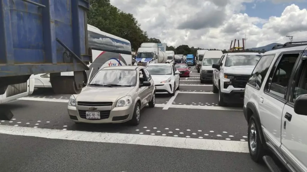 Además de la autopista México-Puebla ¿Qué otras carreteras están bloqueadas?