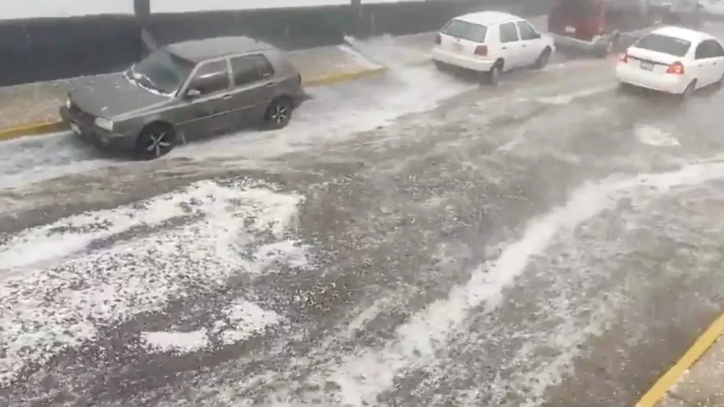 Granizada sorprende a poblanos en la zona norte de la capital