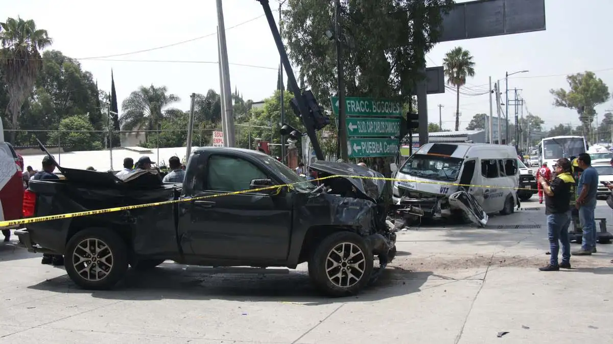 Al menos 10 lesionados dejó choque de transporte público en el Periférico de Puebla