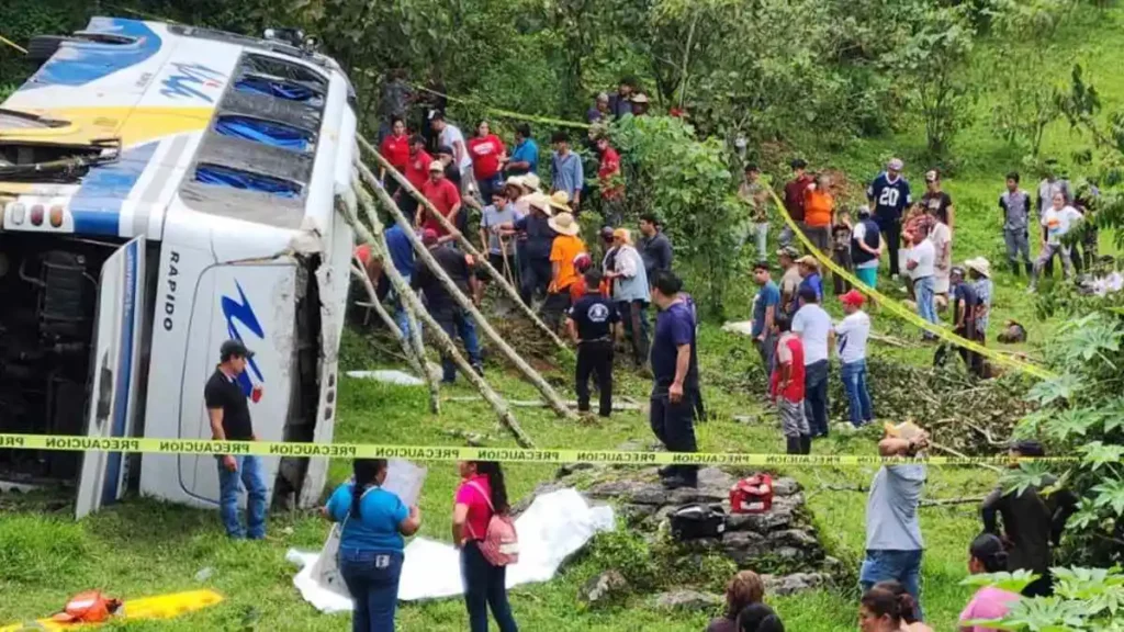 Un muerto y nueve heridos al volcar camión de pasajeros en Nauzontla