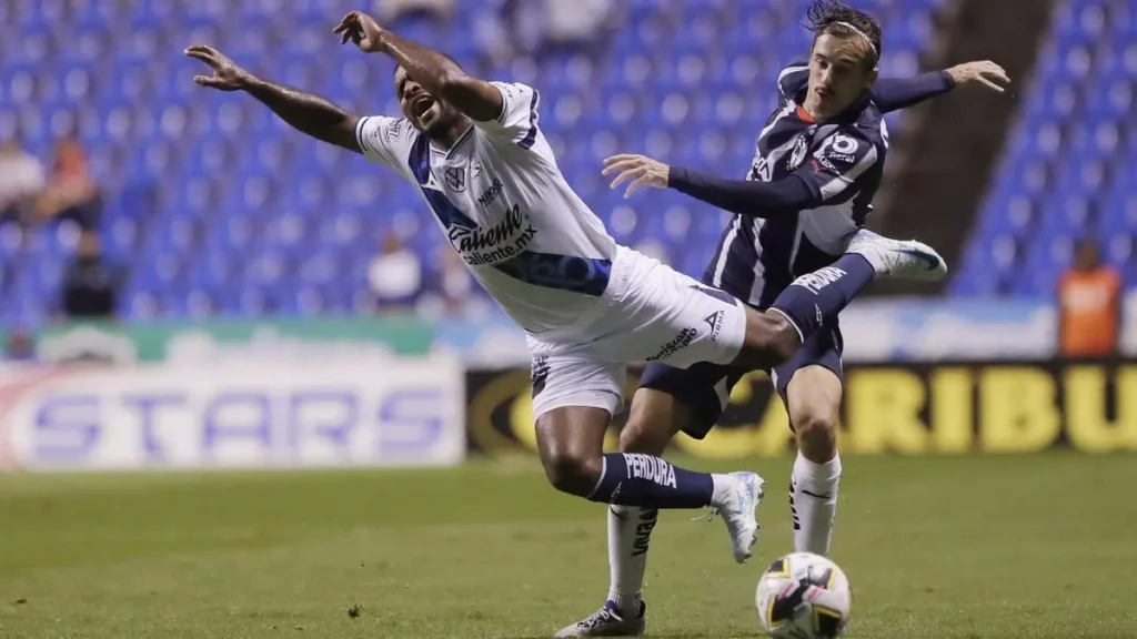 Ni en EU ni en la liga... Club Puebla pierde 0-2 ante Rayados