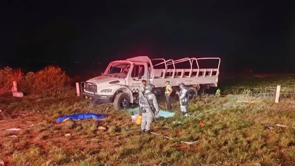 Vuelca camión de la Guardia Nacional en la autopista Cuacnopalan-Oaxaca; un muerto y 21 heridos