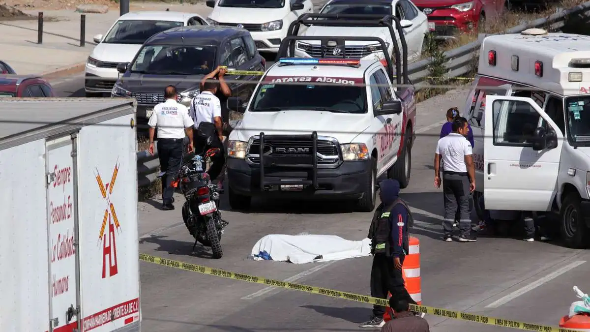 Muere motociclista al derrapar en el Periférico Ecológico