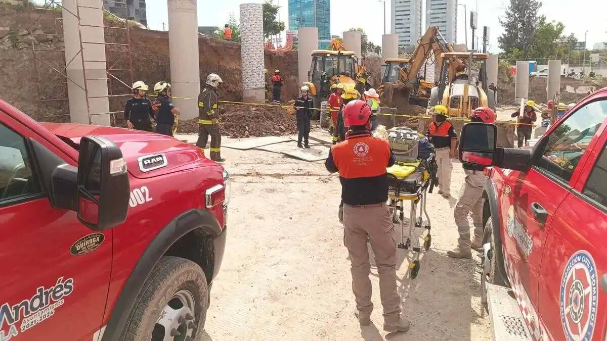 Rescatan a dos trabajadores atrapados al desgajarse tierra en obras de Vía Atlixcáyotl