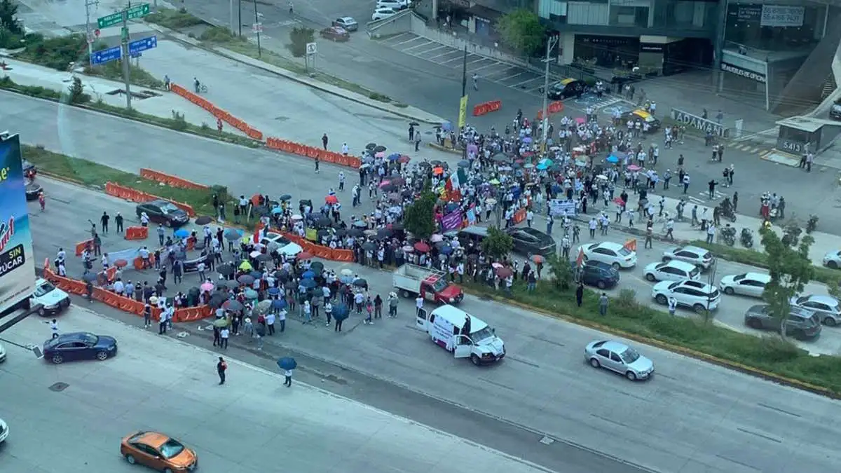 Trabajadores del Poder Judicial cierran la Vía Atlixcáyotl en protesta por reformas