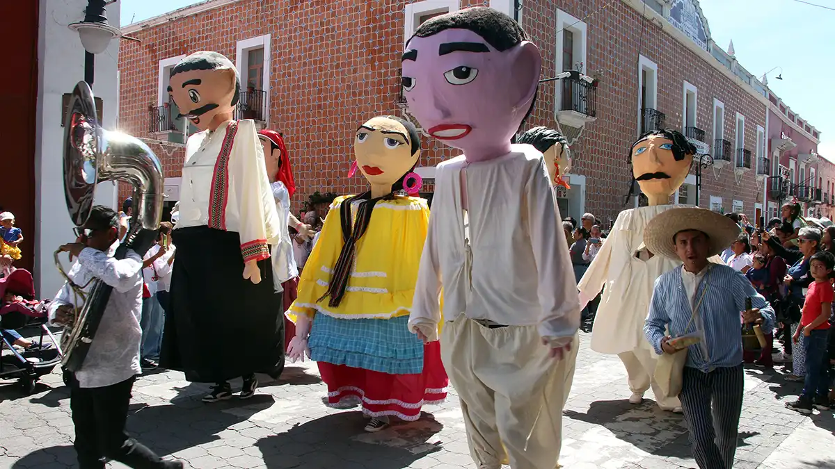 Desfile de mojigangas en Atlixco, Puebla, 2024