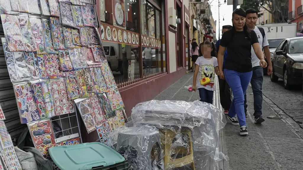 Reproche a alcalde de Puebla: ambulantes afectan ventas de papelerías