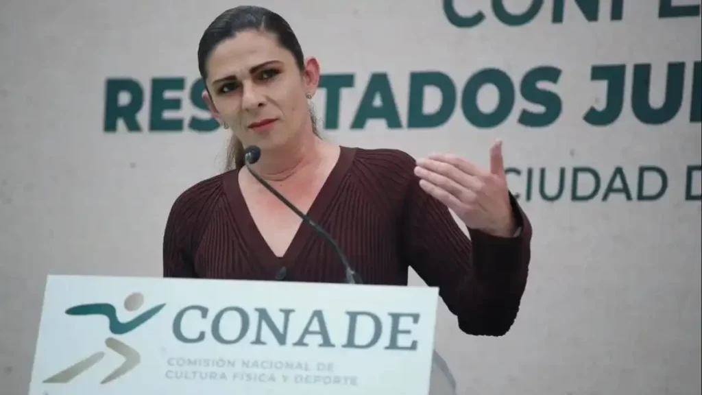 Ana Gabriela Guevara: soberbia y vulgaridad Jorge Alberto Calles Santillana Sin duda, Ana Gabriela Guevara tiene razón, al menos de inicio: las críticas a ella dirigida dan por hecho que los gastos en los que incurrió en su viaje y estancia en París, acompañando a la delegación mexicana que participó en los recién clausurados juegos olímpicos, fueron cubiertos con recursos el erario. Ciertamente, no pocos periodistas enjuician, critican y destruyen reputaciones sin tomarse la molestia de realizar las mínimas indagaciones exigidas por el buen ejercicio de la profesión. Ella sostiene que el costo íntegro de su viaje fue pagado con recursos propios. Nada “fue cargado a la institución”, afirmó, al tiempo que expresó que hará pública la factura del pago. No obstante, su reacción es inadmisible. “Todo lo que gano me lo trago, me lo unto y me lo visto como me da mi chingada gana. No tengo marido, ni marida, ni concubino, ni nadie que me exija por qué gasto. Es mi gusto y mi placer”, respondió con enojo ante las múltiples críticas de las que ha sido objeto desde el inicio de las Olimpiadas. Se entiende que le resulten molestas las acusaciones o las simples insinuaciones o sospechas. Sin embargo, debe tener claro que, en tanto funcionaria y persona pública, está bajo el escrutinio social. Debe saber, además, que un grueso de la población emite juicios y descalificaciones no sólo sin tener fundamentos, sino con el mayor desparpajo, sin consideración alguna por los daños que pueda causar a quien ofende. Ocupar cargos públicos, especialmente en México, reclama tener un hígado sano. Bien dijo Adolfo Ruiz Cortines, en sus años como presidente: “en política hay que tragar sapos, sin hacer gestos”. Esa respuesta grosera, soberbia, vulgar, irrespetuosa debería costarle el cargo a Ana Gabriela Guevara por la vía directa, la destitución. El presidente debería haber recriminado su comportamiento y haberla separado de la dirección de la Comisión, sin otorgarle la posibilidad de la renuncia. Por supuesto, esto no ocurrió, ni ocurrirá. Recordemos que hace unos meses, cuando las jóvenes de nado sincronizado reclamaban apoyos económicos para su desempeño, Gabriela dijo —de manera también altanera y grosera— que vendieran calzones o tupperware, que hicieran lo que quisieran. Conservó el puesto, igual que ahora. El comportamiento de Ana Gabriela no es casual. Es una conducta que la mayoría de los funcionarios públicos han aprendido del presidente. Empoderado como ningún otro presidente en muchos años, López Obrador se ha encargado de denostar, humillar, amenazar y desprestigiar todas las mañanas a quienes no coinciden con él, así sea mínimo el desacuerdo. Fortalecido por la exagerada fuerza de la que ha provisto de nueva cuenta a la presidencia, y valiéndose del apoyo que identifica en las encuestas, López Obrador se ha dedicado a eludir y negar hechos que evidencian sus desaciertos y los cuestionamientos consecuentes, mediante el método de la distracción/descalificación. Nunca responde una pregunta. Siempre elude. Refiere otros hechos y agrede a sus “adversarios”, aunque no tengan relación con el asunto bajo tratamiento. Entendamos el grosero desplante de la presidenta del CONADE como una expresión clara del deterioro que han alcanzado en la actualidad tanto el servicio como el discurso públicos. Pero, también, como un presagio de lo que nos puede esperar si la presidenta electa, Claudia Sheinbaum, no pretende otra cosa que cumplir con su palabra y no ser sino la simple constructora de un segundo piso del régimen al que López Obrador le construyó ya el primero, con cimientos muy sólidos, por cierto. Alguien que ejerce la función pública, como en este caso Ana Gabriela, sólo puede darse el lujo de atropellar a quienes debería servir —los deportistas—, a quienes deben pedirle cuentas—los periodistas—y a la opinión pública cuando sabe que es intocable y que su conducta no le acarreará consecuencias negativas porque no ha hecho otra cosa que respetar el guion de comportamientos que ha sido elaborado por la máxima autoridad del país. También lo hace porque la sociedad ha ido perdiendo su capacidad de frenar los abusos del poder. La seguridad de Ana Gabriela es la seguridad propia de los autócratas: aquellos que saben que no existen contrapesos fuertes que les impidan actuar sin compromisos, sin empatía y sin respetar personas, instituciones y formas. Ana Gabriela es la expresión más clara del presente de nuestro país. ¿Lo es también del futuro? Claudia Sheinbaum tiene la última palabra. Esperemos que posea la inteligencia emocional que le haga ver que, sin empatía, sin compromiso profundo, no se gobierna; al contrario, se sientan las bases del desgobierno.