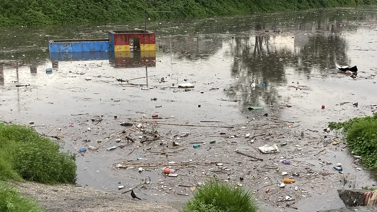 Poblanos tiran 300 toneladas de basura a vasos reguladores y barrancas