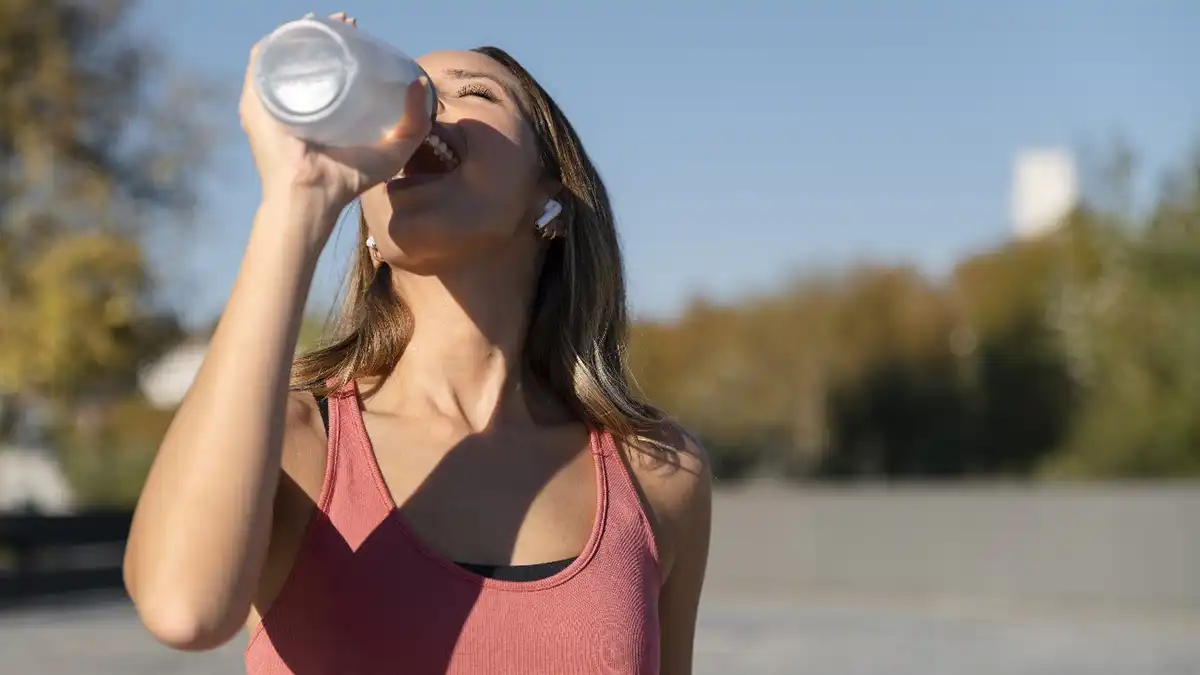 ¿Por qué no es bueno abusar del consumo de bebidas energizantes y electrolíticas?