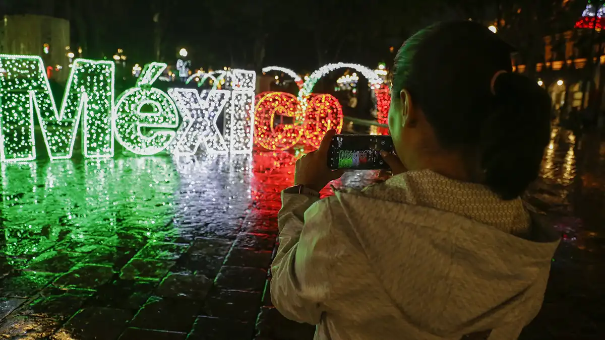 Encienden iluminación patria en Puebla capital