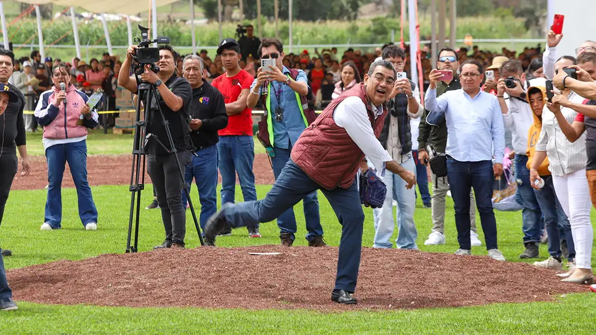 Sergio Salomón entregó campo de béisbol en Cañada Morelos