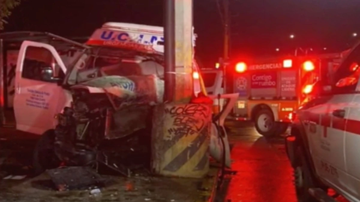 Choca ambulancia en Calzada Zaragoza y mueren dos paramédicos en Puebla