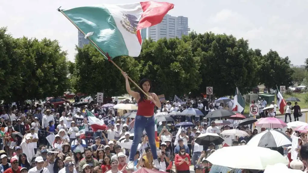 Estudiantes de Derecho de Puebla protestan contra reformas al Poder Judicial