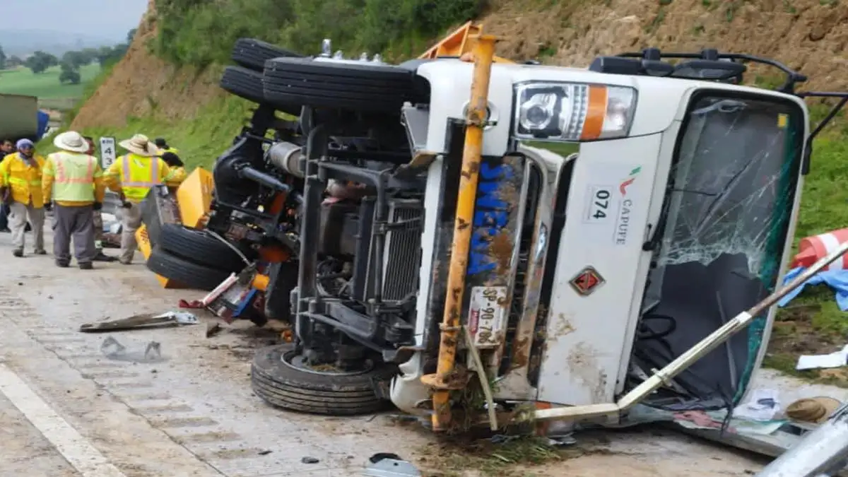 Tráiler mata a trabajadores de CAPUFE en la autopista a México-Puebla