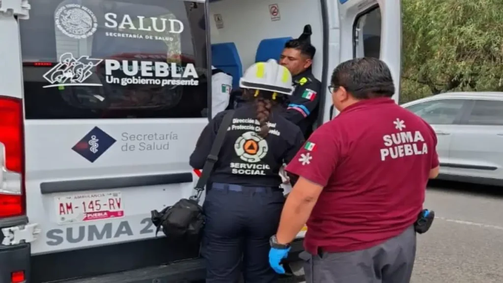 Patrulla de SSC Puebla vuelca cuando perseguían a ladrones en el Periférico