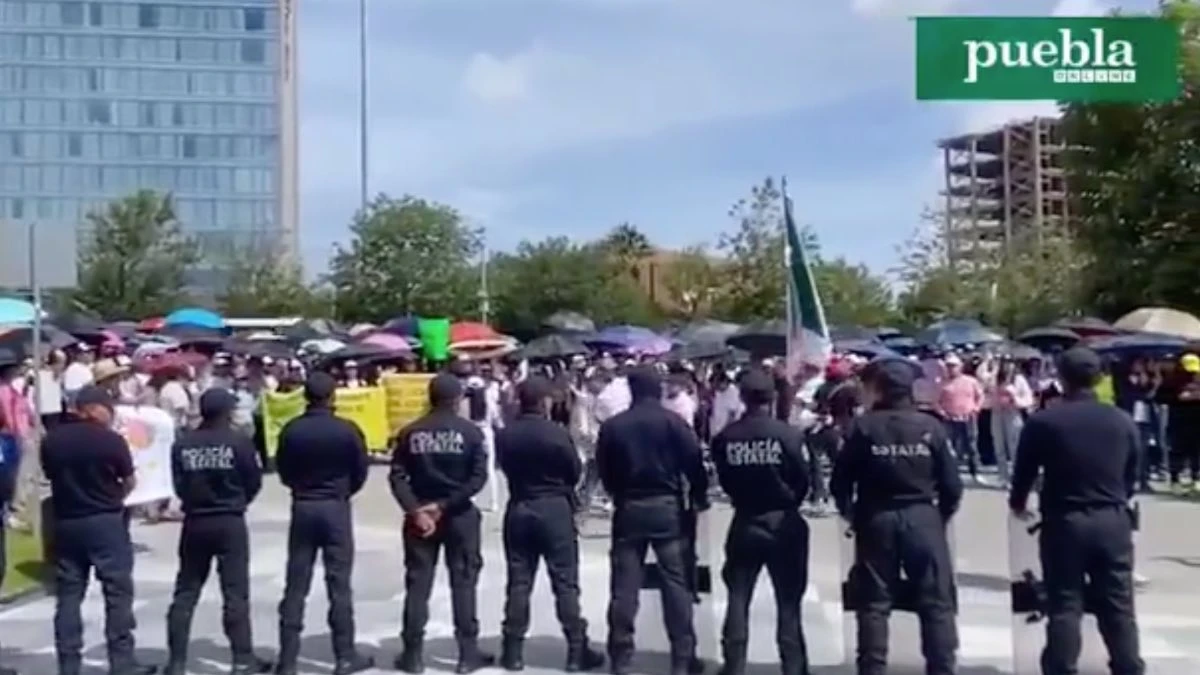 Trabajadores del Poder Judicial cierran Vía Atlixcáyotl en protesta por reformas