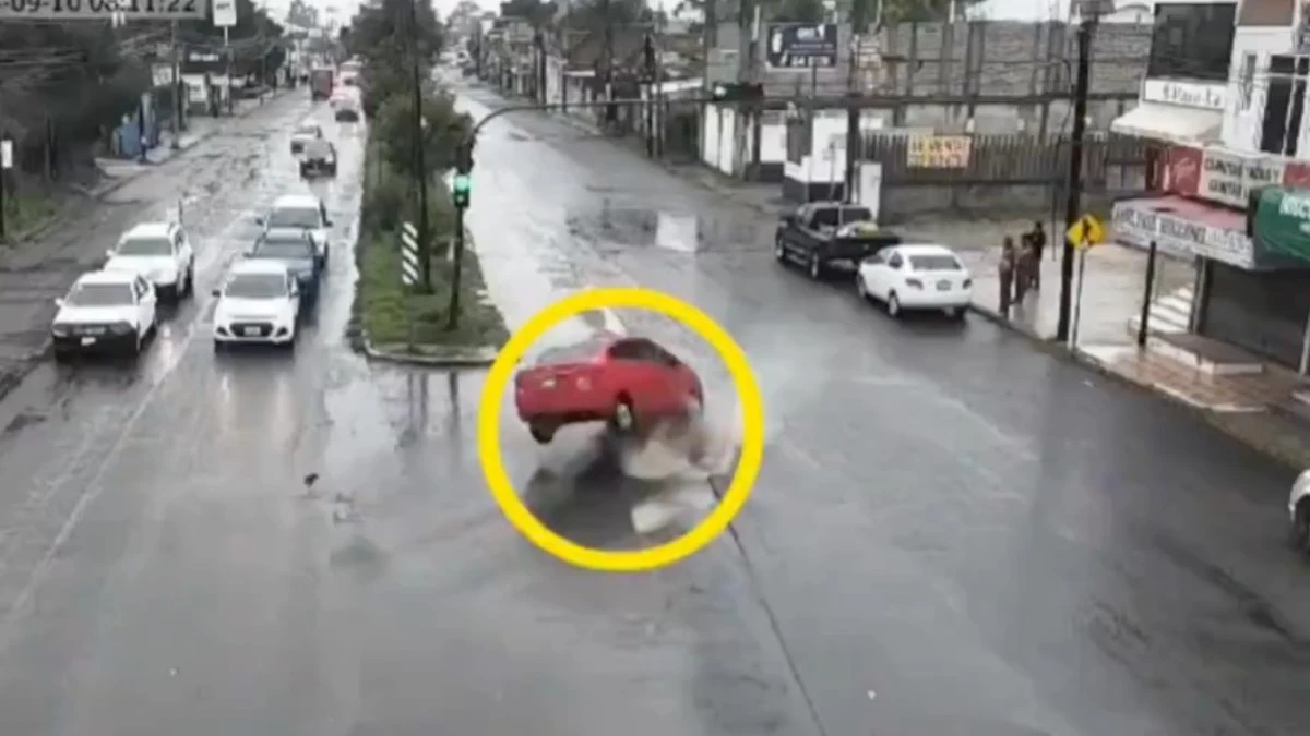 Bache volcó un vehículo en calles de Puebla capital