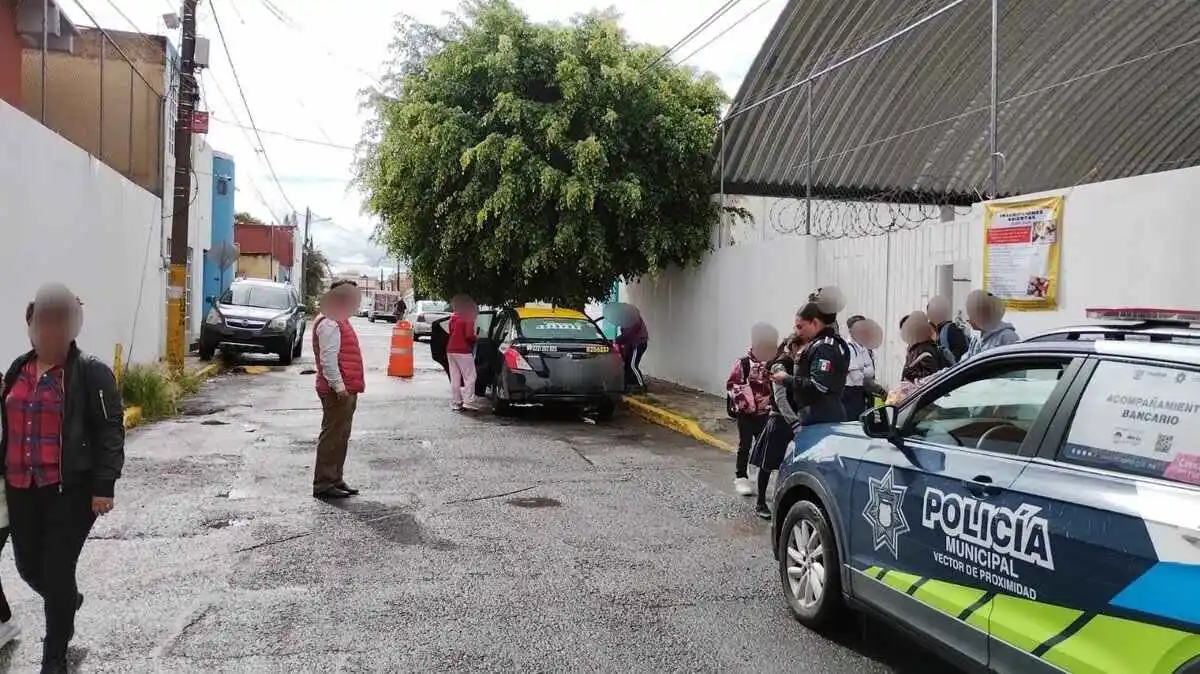 Evacúan escuela por olor a gas en Mayorazgo