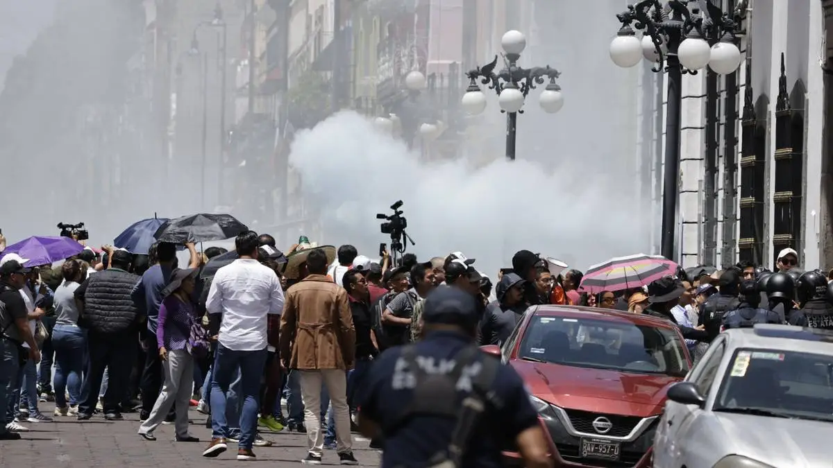 Trabajadores del Poder Judicial se enfrentan a policías en el Congreso de Puebla