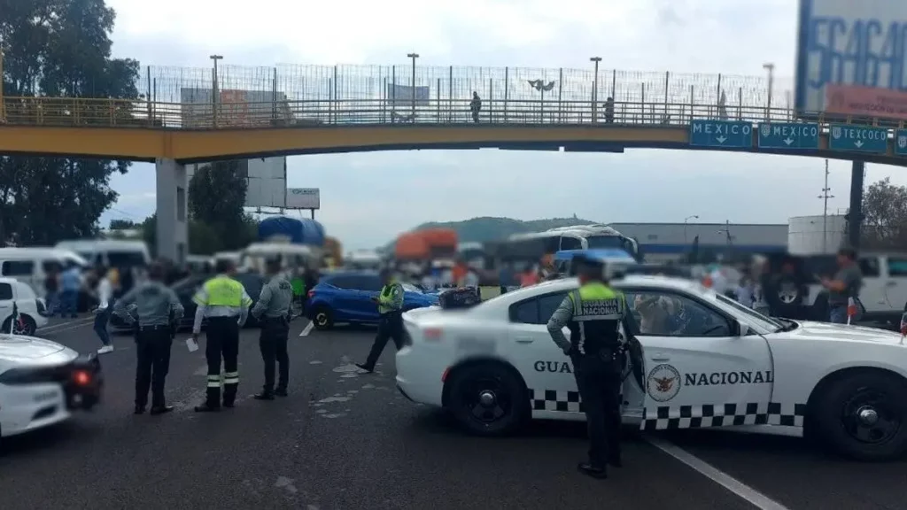 Cierran autopista México-Puebla para exigir localización de un joven desaparecido