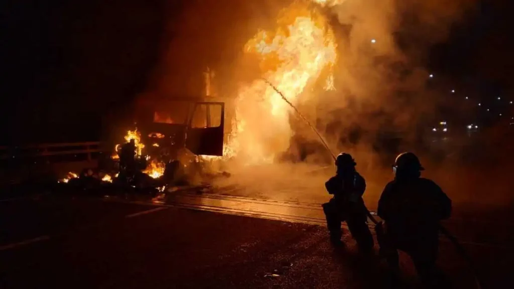 Tráiler se incendia en la parte alta de la autopista México-Puebla