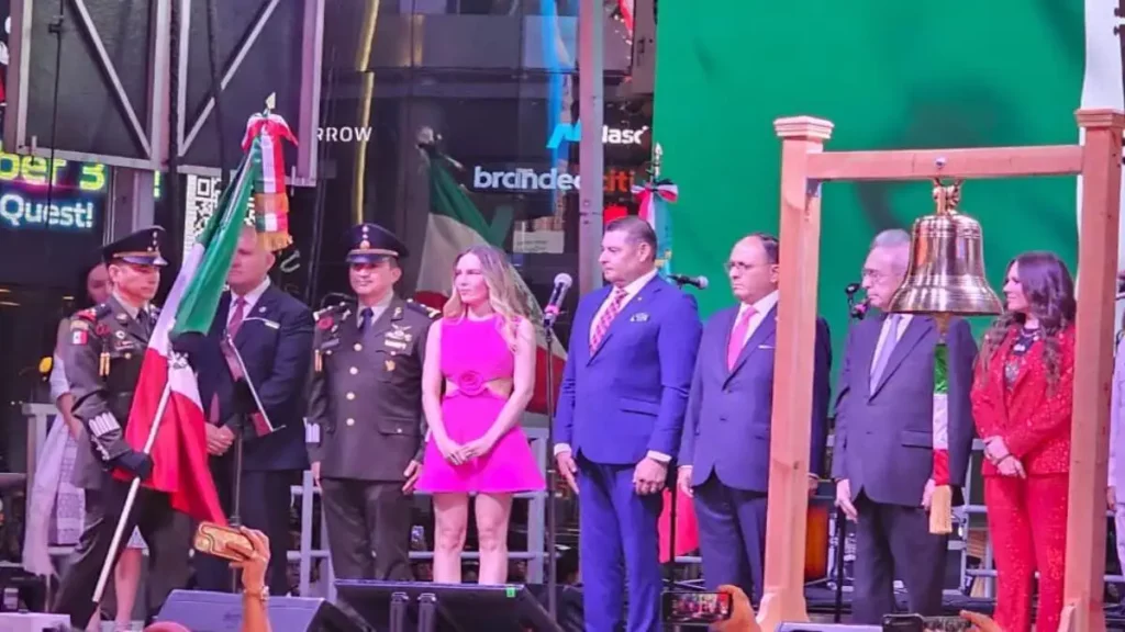 Alejandro Armenta asiste al "Grito" en Times Square en Nueva York