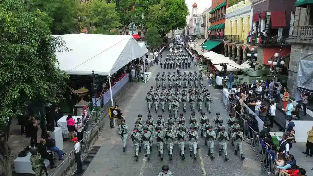 Con ceremonia y desfile conmemoran la Independencia de México