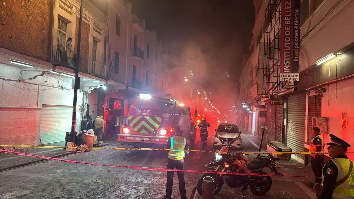 Incendio consume tienda de globos en el centro de Puebla