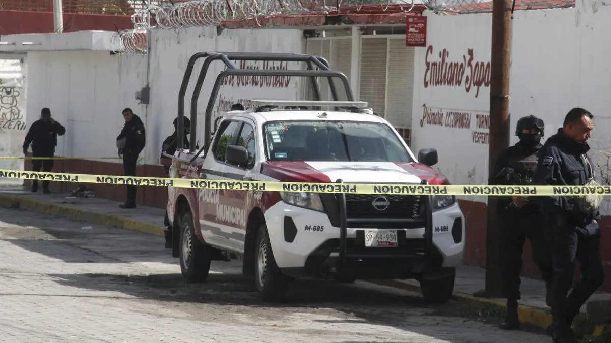 Asesinan a balazos a un hombre y hieren a una maestra dentro de primaria en Moyotzingo, Texmelucan