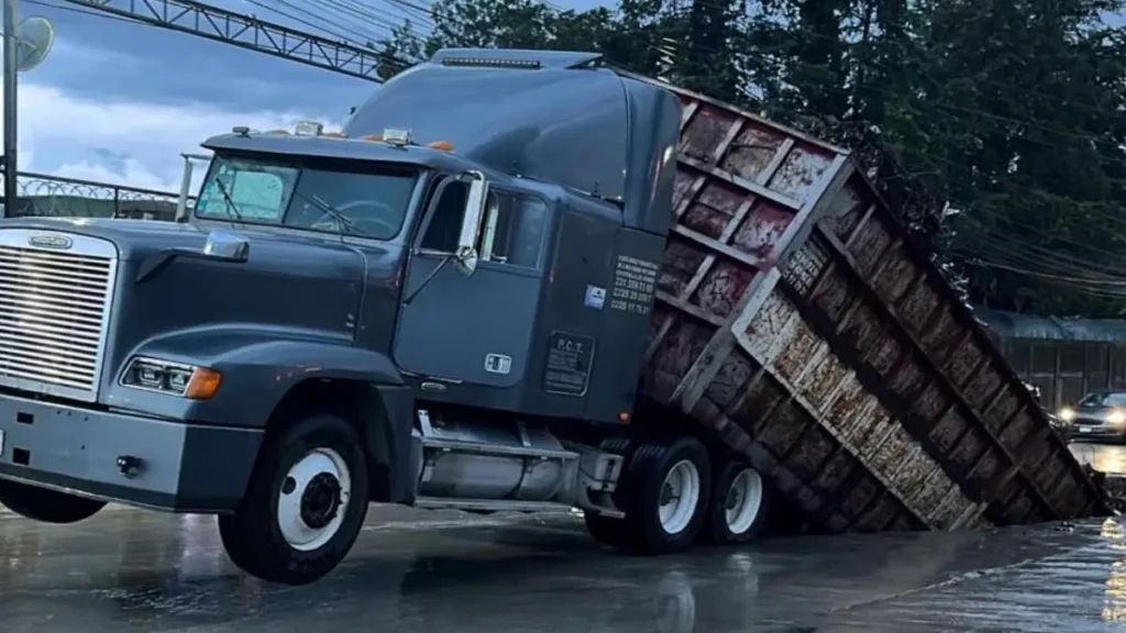 Tráiler quedó atrapado al hundirse el pavimento en Amozoc