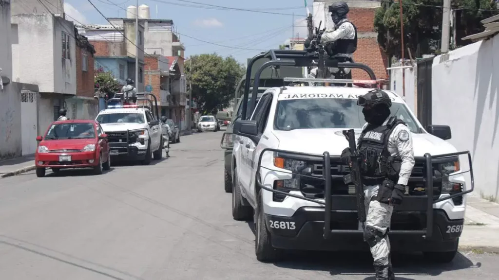 Hallan cadáver desmembrado dentro de camioneta robada en Solesta