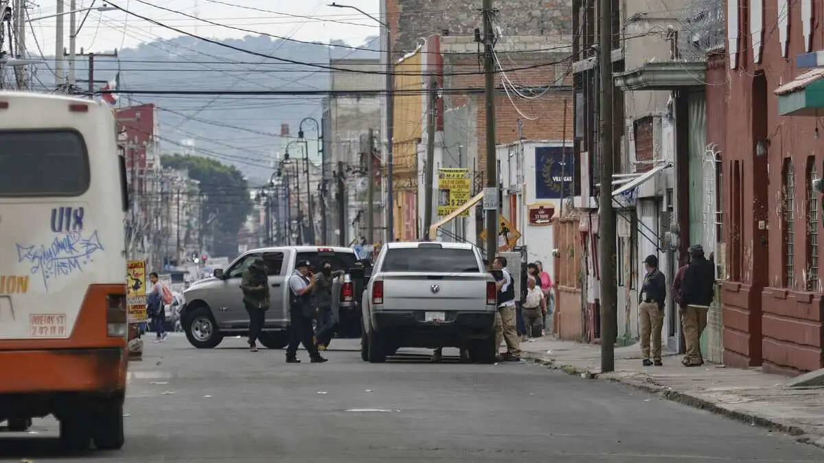 Fiscalía realiza acciones de cateo en la calle 8 Poniente en Puebla