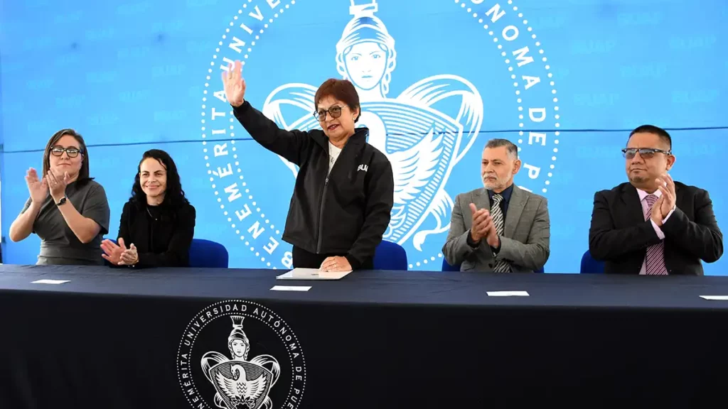 Rectora de la BUAP entrega el Diploma BI a 102 egresados del Bachillerato Internacional 5 de Mayo