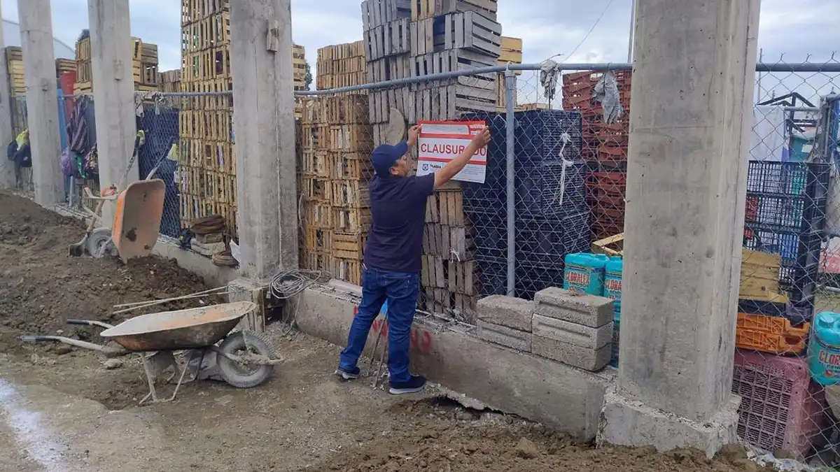 Clausuran construcción de bodegas sobre ductos en la Central de Abasto