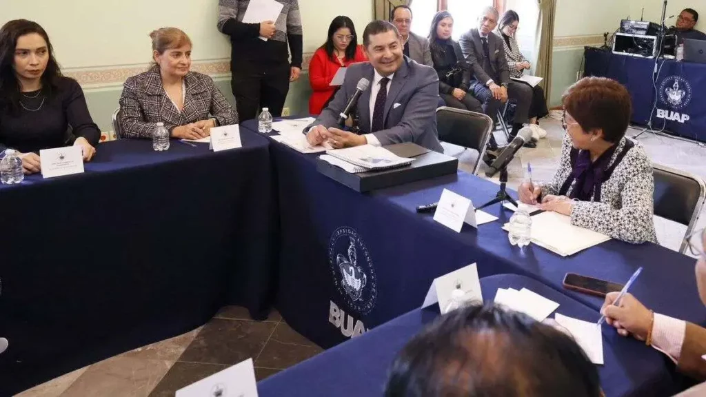 Armenta se reúne con rectora de la BUAP; refrenda respeto a autonomía