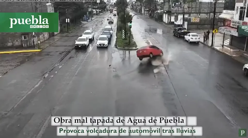 Agua de Puebla pagará vehículo volcado por obra inconclusa en la 24 Sur