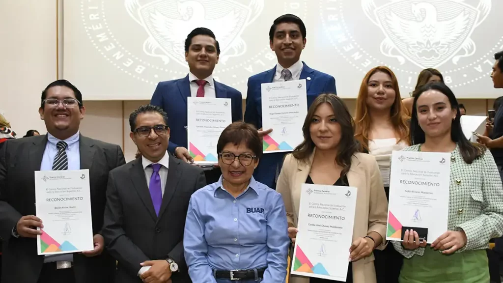 Egresados de la BUAP reciben el Premio Ceneval al Desempeño de Excelencia EGEL