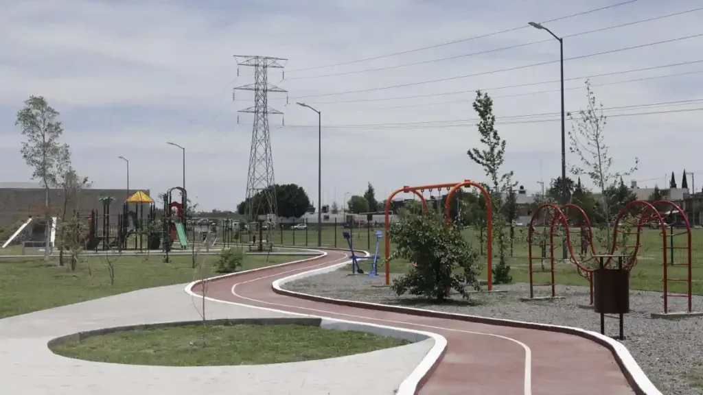 Juegos infantiles y pista de trote del Parque Ecológico Quetzalcóatl.