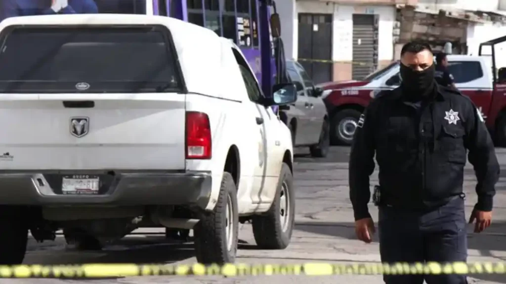 Policías y patrullas en la junta auxiliar de la Trinidad Sanctorum, perteneciente a Cuautlancingo, donde se lozalizaron bolsas con restos humanos.