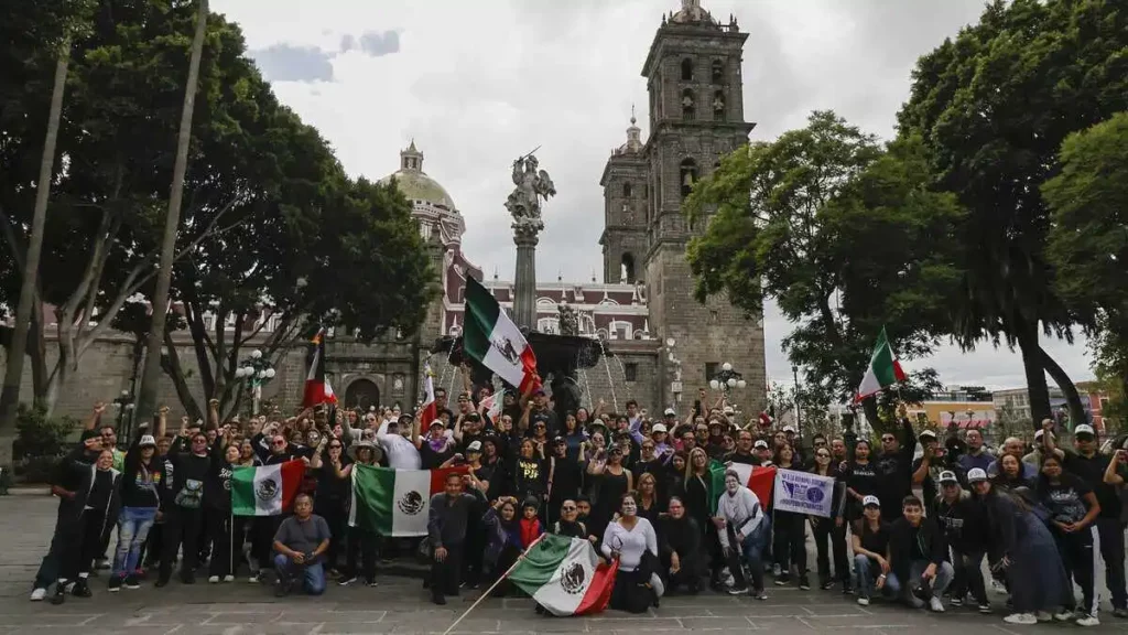 Opositores a la Reforma Judicial realizan caravana en el centro de Puebla